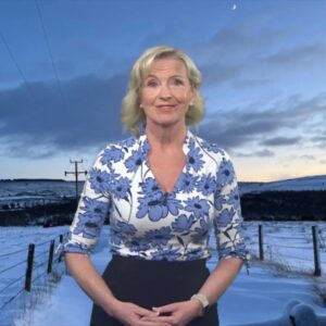 Carol Kirkwood Instagram - Good morning. It is cold!! ❤️❤️xxx
