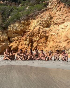 Carol Rovira Instagram - Blanc Menorca i la famiglia.
En bucle🩵