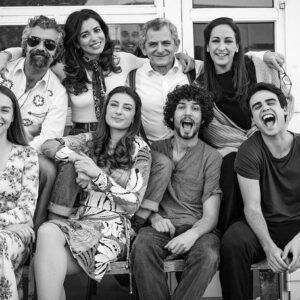 Carol Rovira Instagram - @amaresparasiempre apagó las cámaras para siempre. Y yo no me puedo sentir más afortunada de haber formado parte de esta gran familia, de esta serie que ha hecho historia de la televisión. Gracias a todo el equipo técnico y artístico de todos los departamentos que me habéis acompañado delante y detrás de las cámaras, compañeros de reparto por las miradas cómplices, a @_eduardocasanova @diagonaltelevisio @labueladeltechno y al equipo de guionistas por regalarme a Amelia Ledesma y, sobretodo, a todos los telespectadores que habéis conseguido que nuestro trabajo tenga todo el sentido🤍
Hasta siempre🌹
.
.
.
Fotos: @manuelfiestas