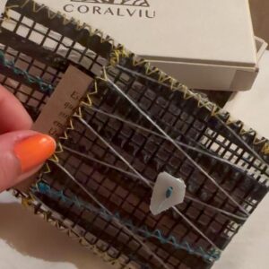 Carol Rovira Instagram - Cuando me contaron la historia de @coralviu me pareció preciosa. Este proyecto nace desde el más profundo amor y respeto al mar y sus habitantes 🌊

No sólo busca que luzcas una joya del mar (que ya me parece mágico como idea, ya que se trata de joyas hechas de corales cartografiados en el fondo marino del mediterraneo), sino que también colabora aportando su granito de arena a las fundaciones de corales y seres del mar. Me parece importantísimo concienciar sobre la importancia de ello. Así que, como amante del submarinismo y del universo marino, les deseo lo mejor en esta preciosa aventura azul🤍

📷 @marcsirisi 
🐚 @coralviu