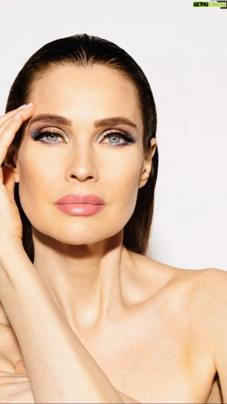 Carol Alt - 1K Likes - All I can say about this picture is that a really good make up artist, really good hairdresser, a really good lighting Director, and a really good Photographer can make miracles… And I have all 4in1 in
@ezequieldelarosa❤️