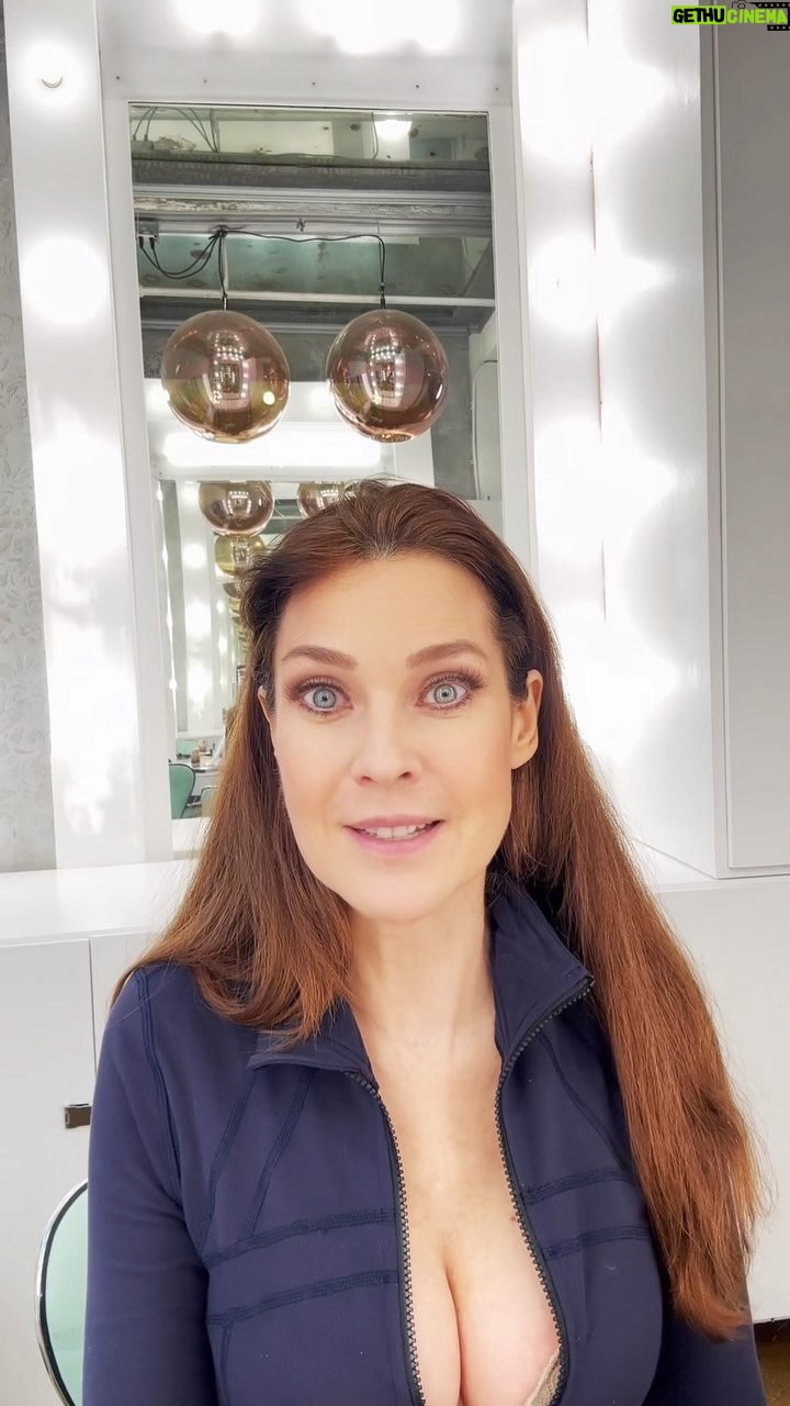 Carol Alt - 12.2K Likes - Happy Thursday here’s a little makeup tip. Have a great day.