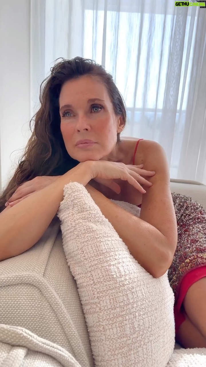 Carol Alt - 1.4K Likes - #easy #tuesday #shoetuesday
#Shoe by @danielauribeofficial #dress @showroomseven #location @wsouthbeach 🎥 by @ezequieldelarosa