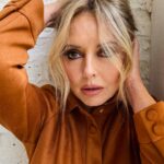 Carol Vorderman Instagram - At a photoshoot today and the gang decided they wanted to mess around at the end of the day...lols 😂 Here's the old bird without her iPhone for once 👍🏼😂 Hair @hadleyyatessalon Using @colorwowhair @thesmoothcompany__ @ghdhair Makeup @malincolemanmakeup Using @lisaeldridgemakeup @makeupbymario @yslbeauty