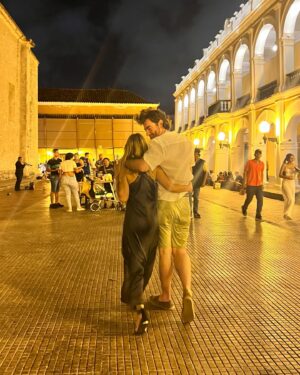 Carola Julio Instagram - Primeros días en Cartagena de Indias! Un lugar maravilloso, lleno de rinconcitos mágicos, cafecitos, restaurantes con jardines colgantes, casas adornadas con la vegetación propia, callecitas divinas con sus balcones preciosos y una temperatura soñada que alimenta las ganas de no irnos! Aquí vamos 🇨🇴 recorriendo esta ciudad y sus islas! 🍷💯💃❤️ 
Les voy mostrando a ver si por ahí se animan! 🥰