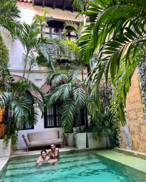 Carola Julio Instagram - Primeros días en Cartagena de Indias! Un lugar maravilloso, lleno de rinconcitos mágicos, cafecitos, restaurantes con jardines colgantes, casas adornadas con la vegetación propia, callecitas divinas con sus balcones preciosos y una temperatura soñada que alimenta las ganas de no irnos! Aquí vamos 🇨🇴 recorriendo esta ciudad y sus islas! 🍷💯💃❤️ 
Les voy mostrando a ver si por ahí se animan! 🥰