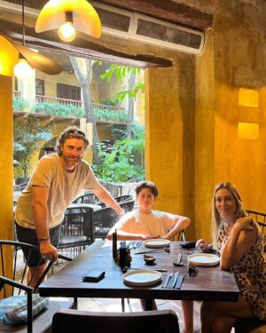Carola Julio Instagram - Primeros días en Cartagena de Indias! Un lugar maravilloso, lleno de rinconcitos mágicos, cafecitos, restaurantes con jardines colgantes, casas adornadas con la vegetación propia, callecitas divinas con sus balcones preciosos y una temperatura soñada que alimenta las ganas de no irnos! Aquí vamos 🇨🇴 recorriendo esta ciudad y sus islas! 🍷💯💃❤️ 
Les voy mostrando a ver si por ahí se animan! 🥰