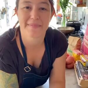 Carolina Bazán Instagram - Esta es una receta que probablemente asusta a muchos pero en realidad es muy fácil. Yo cocino las papas en el horno (medio-alto) para que no absorban humedad, más bien, les quite la humedad, por que a mayor humedad, necesito más harina, y es justamente lo que no quiero, porque con mas harina, quedan mas duros. Quiero que el resultado sea como una almohadita de papas.

Receta:
450 grs “carne” de papas molidas
80 grs harina todo uso
1 yema
Nuez moscada
5 grs sal

Unir los ingredientes y listo, no sobre trabajar la masa.

Los cocino en agua con sal hasta que floten y luego los paso a un sartén con mantequilla (a esto se le llama: “al burro”) y yo le agregué salvia que tenía en mi jardín y lo terminé con queso parmesano.
Pa rechupetearse los dedos!
Este video no se podría haber realizado sin la producción de @rosie_wosie Y @pedidosya.cl