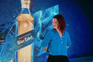 Carolina Bazán Instagram - #ad Celebremos a todos aquellos que inspiran nuestros pasos. A los que aconsejan, cuidan, protegen, que son parte esencial de nuestro progreso. Qué tal un #JohnnieWalker #BlueLabel en el Día de la Madre? Es un gesto de admiración! 🥃tal como nos regalonearon en la cena  Blue Label #KeepWalking #DíadelaMadre @johnnie_walker_chile