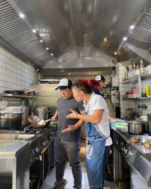Carolina Bazán Instagram - Llegó un nuevo pasante al Bistró; dicen que tiene futuro 🤭
@mitsuharu_maido gracias por la buena onda!