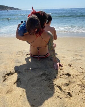 Carolina Bazán Instagram - Resumen de un día playero… que me dicen de esas patas de jaiba? 🦀