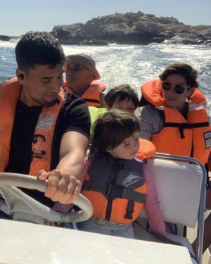 Carolina Bazán Instagram - Llegando al final de nuestras vacaciones, aprovechamos de dar un paseo por la bahía con con la familia.

@intemperie_turismo