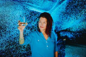 Carolina Bazán Instagram - #ad Celebremos a todos aquellos que inspiran nuestros pasos. A los que aconsejan, cuidan, protegen, que son parte esencial de nuestro progreso. Qué tal un #JohnnieWalker #BlueLabel en el Día de la Madre? Es un gesto de admiración! 🥃tal como nos regalonearon en la cena  Blue Label #KeepWalking #DíadelaMadre @johnnie_walker_chile