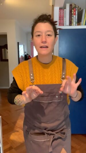 Carolina Bazán Instagram - Acá les dejo un par de consejos para mejorar sus asados:
1- Comprar la carne, sellada al vacío, con anticipación (de esta manera se madurará en húmedo y quedará más blanda)
2- Sacarla del refrigerador con anticipación para que iguale la temperatura de ambiente.  De esta manera la cocción será más pareja.
3- Salarla una a dos horas antes, así te quedará más sabrosa
4- Girarla cada 15 a 20 minutos para que el calor sea más parejo.
5- Cocinarla a fuego suave.
7- REPOSAR la carne antes de cortarla, por lo menos 10 a 15 minutos.  Quedará más jugosa y sabrosa!

Cuéntenme si estas consejos les sirven y como les queda su asadito dieciochero!
 
#18
#asado 
#asadito
#tikitikitiki