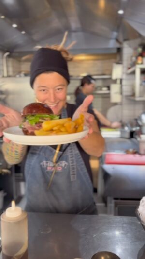 Carolina Bazán Instagram - 🚨Nuevo sandwich🚨 Pancito dulce casero, lengua laminada, pickles, mostaza, rúcula y nuestras famosas papas fritas™️ #bistronomia