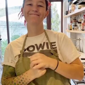 Carolina Bazán Instagram - Hoy probé estos “Spaghetti de Palmitos” de la línea #Life de @tottus_cl , ademas de ser una alternativa súper sana, me pareció que son buenísimos para tener en la despensa y hacer rapidísimo!
Primero seguí las instrucciones, los drené y los enjuagué.  Sudé media cebolla en oliva, agregué los spaghetti y terminé con tomatitos y palta.  Rallé un poco de queso y ya está.  De verdad lo encontré rico y me comí dos platos! 

#ProductosLifeTottus
#LunesSinCarne
@tottus_cl