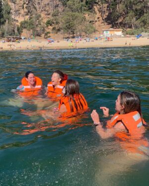 Carolina Bazán Instagram - Llegando al final de nuestras vacaciones, aprovechamos de dar un paseo por la bahía con con la familia.

@intemperie_turismo