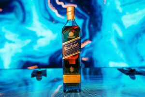 Carolina Bazán Instagram - #ad Celebremos a todos aquellos que inspiran nuestros pasos. A los que aconsejan, cuidan, protegen, que son parte esencial de nuestro progreso. Qué tal un #JohnnieWalker #BlueLabel en el Día de la Madre? Es un gesto de admiración! 🥃tal como nos regalonearon en la cena  Blue Label #KeepWalking #DíadelaMadre @johnnie_walker_chile