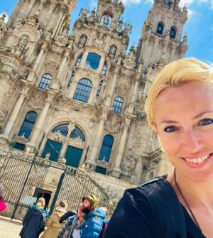 Carolina Cerezuela Instagram - Todo llega, y por fin SANTIAGO. 

#caminodesantiago #caminofrances #catedral #caminar #santiagodecompostela #114km #maravilla #peregrina