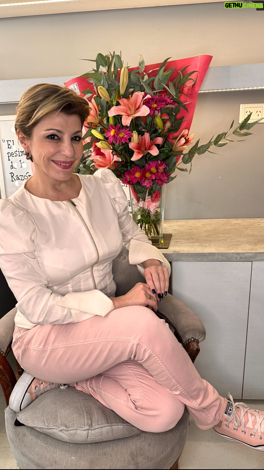 Carolina Papaleo - 508 Likes - LITOYE contiene la mezcla de calidez y femeneidad en formas y colores junto con la fortaleza de materiales nobles como la madera.
LITOYE… como toda relación, es un proceso en el que se siembran semillas hoy, para ver crecer el árbol en un mañana 🌺
¿Quieren saber de qué se trata mi línea personal? 🤔
Sigan a @litoye_caropapaleo y ahí van a ver todo lo que se viene 🙌🏾
#regalos #litoye #madera #flores