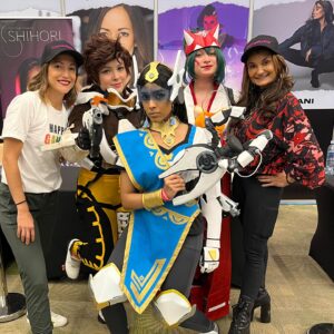 Carolina Ravassa Instagram - Always love celebrating cosplayers! Especially #overwatch and #valorant ones! First in person #raze I meet! And my mini sombra!!!🤩
Pura vida @connecturday_ca