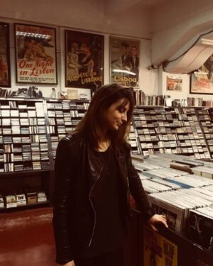 Carolina Torres Instagram - Se há amor consistente que quase nunca me parte o coração é a música. Seja a experimentar instrumentos, procurar álbuns em lojas de discos ou ir a concertos, acho que é sempre o lugar mais confortável para mim. Desde miúda com o discman e os cds emprestados fossem dos colegas da escola ou desviados da coleção da minha mãe, percebi que este amor era para sempre.
Decidi então criar um programa onde posso falar de música com músicos que admiro.
O resultado chega hoje! Já podem ouvir o primeiro episódio do Coração na Garganta by @mebocaina ❤️