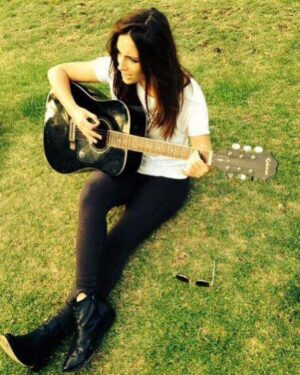 Carolina Torres Instagram - Se há amor consistente que quase nunca me parte o coração é a música. Seja a experimentar instrumentos, procurar álbuns em lojas de discos ou ir a concertos, acho que é sempre o lugar mais confortável para mim. Desde miúda com o discman e os cds emprestados fossem dos colegas da escola ou desviados da coleção da minha mãe, percebi que este amor era para sempre.
Decidi então criar um programa onde posso falar de música com músicos que admiro.
O resultado chega hoje! Já podem ouvir o primeiro episódio do Coração na Garganta by @mebocaina ❤️