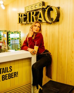 Carolina Torres Instagram - Este ano o NOS Alive é com Licor Beirão 😉
O stand mais fixe ainda te pode dar bebidas grátis! 
É só encontrares as mascotes das Latas Caipirão e Morangão e pedir com jeitinho. 🤪 
Se tirares uma fotografia no espelho Licor Beirão e colocares nas redes sociais com #ESTOUNOBEIRÃO ainda ganhas um cocktail grátis. 🤫
No NOS Alive o Verão é à PATRÃO ! 🤟🏼

Sê responsável. Bebe com moderação.
p u b # @licor_beirao