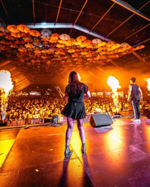 Carolina Torres Instagram - Se há amor consistente que quase nunca me parte o coração é a música. Seja a experimentar instrumentos, procurar álbuns em lojas de discos ou ir a concertos, acho que é sempre o lugar mais confortável para mim. Desde miúda com o discman e os cds emprestados fossem dos colegas da escola ou desviados da coleção da minha mãe, percebi que este amor era para sempre.
Decidi então criar um programa onde posso falar de música com músicos que admiro.
O resultado chega hoje! Já podem ouvir o primeiro episódio do Coração na Garganta by @mebocaina ❤️