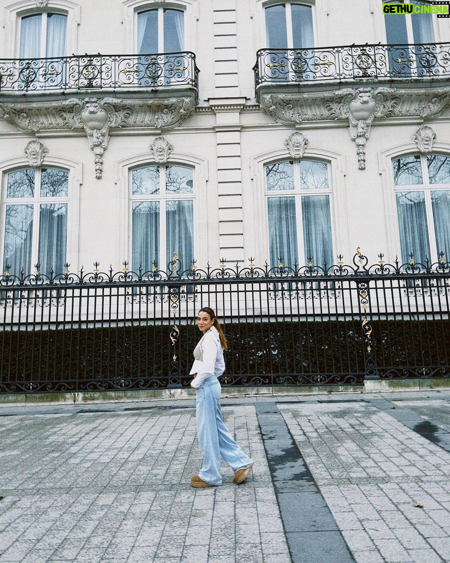 Carolina Carvalho Instagram - Je vis une histoire d’amour avec Paris 🤍