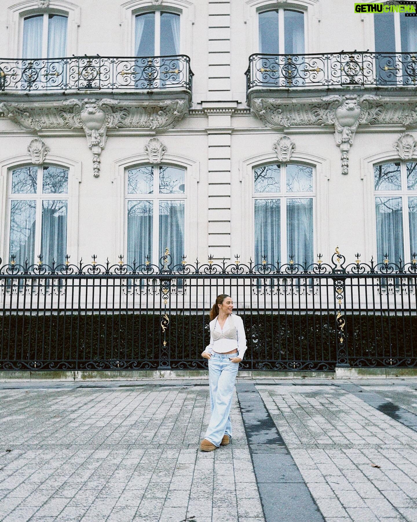 Carolina Carvalho Instagram - Je vis une histoire d’amour avec Paris 🤍