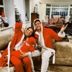 Carolina Carvalho Instagram – O Natal com que sempre sonhámos finalmente chegou 🎄🫶🎄
Feliz Natal com muito amor que é só o que importa! 
Para quem receber como prenda de Natal um bilhete para o Altice Arena de dia 11 de Maio prometo o melhor concerto de sempre! 
Beijo da nossa família para todos os que nos acompanham ❤️‍🔥