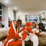 Carolina Carvalho Instagram – O Natal com que sempre sonhámos finalmente chegou 🎄🫶🎄
Feliz Natal com muito amor que é só o que importa! 
Para quem receber como prenda de Natal um bilhete para o Altice Arena de dia 11 de Maio prometo o melhor concerto de sempre! 
Beijo da nossa família para todos os que nos acompanham ❤️‍🔥