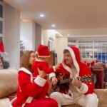 Carolina Carvalho Instagram – O Natal com que sempre sonhámos finalmente chegou 🎄🫶🎄
Feliz Natal com muito amor que é só o que importa! 
Para quem receber como prenda de Natal um bilhete para o Altice Arena de dia 11 de Maio prometo o melhor concerto de sempre! 
Beijo da nossa família para todos os que nos acompanham ❤️‍🔥