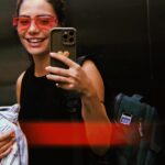 Carolina Carvalho Instagram - Aleatórios da minha última semana 🫠 Rio ➡️ São Paulo ➡️ Lisboa ➡️ Algarve. Os últimos dias foram uma verdadeira loucura. Estou muito cansada mas muito feliz. Com tudo o que está a acontecer e com o que está para vir. Viagens de trabalho desde que fui mãe tornaram-se muito mais difíceis… sou uma chorona e portanto 9 dias sem o meu bebé pareceram 20 anos. Tento pensar que o meu filho irá ter orgulho em mim por correr atrás dos meus sonhos. É bom sentir que tenho um melhor amigo e companheiro para a vida. Tenho a certeza que foi o melhor que a maternidade me deu. P.s- A mochila com que estou sempre é a melhor descoberta dos últimos tempos, é da @samsonite_pt . Andei sempre com ela para todo o lado (cabe tudoooo 😳) e agora vou adaptá-la para ser a mala “cabe tudo” do Lucas 😅#MySamsonite Beijinhos e bom domingo ❤️