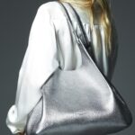 Carolina Crescentini Instagram - Sono molto felice di interpretare l’iconica DUA di Gianni Chiarini Firenze, una borsa distintiva dal carattere fortemente identitario, proprio come i personaggi che amo portare sullo schermo. Una borsa versatile dalla forma perfetta, declinata in tre formati per abbracciare le differenze e le peculiarità di ogni donna, rendendole uniche. #giannichiarini #DUAbag #adv #TheShapeOfYou