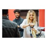 Carolina Crescentini Instagram - Momenti da backstage. 1.Bravissimo @mottasonoio. Che gioia vederti saltare sul palco.🖤 2.Ho visto un tutorial per aprire bottiglie di vino con accendino. Ho provato a farlo. Volevo dire solo una una cosa: NON FUNZIONA. Grazie per la foto @sebastiano_ramingo. #provaciancoracarol #iltutorialsbagliato #backstage #motta #livorno #shh #me