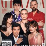Carolina Crescentini Instagram - In copertina di Grazia questa settimana c’è un cast stellare: Carolina Crescentini, Ambra Angiolini, Massimiliano Caiazzo, Fabio Volo, Marco Bonini e Giovanna Mezzogiorno. Sono i protagonisti del nostro cortometraggio Unfitting (inadeguata), nato da un’idea della direttrice Silvia Grilli, e presentato alla Festa del Cinema di Roma. Inquadrando con il cellulare il qr code che trovate in copertina potete vedere la versione integrale del corto. Unfitting, che segna l’esordio alla regia e sceneggiatura di Giovanna Mezzogiorno, affronta il tema dei pregiudizi sul corpo e sull’età delle donne, trattato con ironia tagliente, attraverso la storia di un’attrice rifiutata perché il suo aspetto non è conforme ai canoni estetici. Voluta da Grazia, la pellicola è prodotta da Manuela Cacciamani per One More Pictures e sostenuta da Bulgari per il messaggio forte di inclusione e di empowerment femminile. Nelle pagine di Grazia, trovate l’intenso racconto del senso del film direttamente dalla voce dei protagonisti. Giovanna Mezzogiorno parla delle offese e delle umiliazioni subìte, da cui è nata la sceneggiatura del corto. @carolcrasher invita le donne a fare squadra per sfidare chi le fa sentire sbagliate. @volofabio racconta chi lo ha ispirato per il suo primo personaggio da cattivo. @massicaiazzo , da ragazzo preso di mira per il suo aspetto, spiega come reagire alle violenze. @ambraofficial parla di quando anche lei e sua figlia sono state vittime di “body shaming”, ma si sono difese. @marcoboniniofficial spiega che a volte anche essere giudicato bello può essere un limite. E intervistiamo @tizianoferro , che nel suo primo romanzo scrive di bullismo e della sensazione di essere sbagliato. L’artista spiega perché ha voluto contribuire al film di Grazia con il suo brano Il Paradiso dei Bugiardi. @lamastronardi racconta il peso del giudizio degli altri e il giorno in cui ha imparato ad amarsi. Benedetta Barzini spiega perché per le donne sia arrivata l’ora d’imporre la propria unicità. Proprio come mostra il corto di Grazia. Foto @federicodeangelisphotography Styling @selinbursalioglu Trucco @fulviatellone Pettinature @alessandrorocchihair @alessandro.joubert_mua