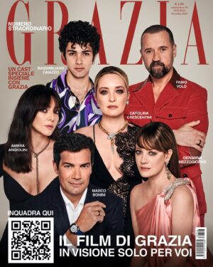 Carolina Crescentini Instagram - In copertina di Grazia questa settimana c’è un cast stellare: Carolina Crescentini, Ambra Angiolini, Massimiliano Caiazzo, Fabio Volo, Marco Bonini e Giovanna Mezzogiorno. Sono i protagonisti del nostro cortometraggio  Unfitting (inadeguata), nato da un’idea della direttrice Silvia Grilli, e presentato alla Festa del
Cinema di Roma. Inquadrando con il cellulare il qr code che trovate in copertina potete vedere la versione integrale del corto.

Unfitting, che segna l’esordio alla regia e sceneggiatura di Giovanna Mezzogiorno, affronta il tema dei pregiudizi sul corpo e sull’età delle donne, trattato con ironia tagliente, attraverso la storia di un’attrice rifiutata perché il suo aspetto non è conforme ai canoni estetici. Voluta da Grazia, la pellicola è prodotta da Manuela Cacciamani per One More Pictures e sostenuta da Bulgari per il messaggio forte di inclusione e di empowerment femminile. 
 
Nelle pagine di Grazia, trovate l’intenso racconto del senso del film direttamente dalla voce dei protagonisti. Giovanna Mezzogiorno parla delle offese e delle umiliazioni subìte, da cui è nata la sceneggiatura del corto. @carolcrasher invita le donne a fare squadra per sfidare chi le fa sentire sbagliate. @volofabio racconta chi lo ha ispirato per il suo primo personaggio da cattivo. @massicaiazzo , da ragazzo preso di mira per il suo aspetto, spiega come reagire alle violenze. @ambraofficial parla di quando anche lei e sua figlia sono state vittime di “body shaming”, ma si sono difese. @marcoboniniofficial spiega che a volte anche essere giudicato bello può essere un limite.

E intervistiamo @tizianoferro , che nel suo primo romanzo scrive di bullismo e della sensazione di essere sbagliato. L’artista spiega perché ha voluto contribuire al film di Grazia con il suo brano Il Paradiso dei Bugiardi.  @lamastronardi racconta il peso del giudizio degli altri e il giorno in cui ha imparato ad amarsi. Benedetta Barzini spiega perché per le donne sia arrivata l’ora d’imporre la propria unicità. Proprio come mostra il corto di Grazia. 

Foto @federicodeangelisphotography Styling @selinbursalioglu Trucco  @fulviatellone Pettinature @alessandrorocchihair @alessandro.joubert_mua
