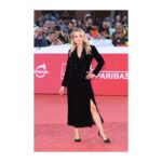 Carolina Crescentini Instagram - Oggi abbiamo presentato Unfitting al @romacinemafest Grazie @giovanna.mezzogiorno Grazie @silvia_grilli @grazia_it @onemorepicturesitaly @bulgari . E’ stata una grande emozione. Dress: @giorgioarmani Jewels: @bulgari Styling: @clascutti Make up: @alessandro.joubert_mua @simonebelliagency @givenchybeauty Hair: @antonio_leone19 @rdarobertodantonio Ph by @maxmontingelli #unfitting #romacinemafest #shortmovie #givenchyfamily #shh #me