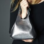 Carolina Crescentini Instagram - La mia quotidianità è fatta di incontri, emozioni, esperienze che giorno dopo giorno rendono la mia vita, un racconto unico e personale. Oggi vi parlo di un incontro speciale con DUA bag della maison Gianni Chiarini Firenze: una borsa dall’eleganza disinvolta, traversale e dinamica, dalla forma perfetta che fa del suo minimalismo un manifesto di stile. Me ne sono innamorata al primo abbraccio! @giannichiarini #giannichiarini #DUAbag #TheShapeOfYou #adv