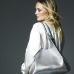 Carolina Crescentini Instagram - La mia quotidianità è fatta di incontri, emozioni, esperienze che giorno dopo giorno rendono la mia vita, un racconto unico e personale. Oggi vi parlo di un incontro speciale con DUA bag della maison Gianni Chiarini Firenze: una borsa dall’eleganza disinvolta, traversale e dinamica, dalla forma perfetta che fa del suo minimalismo un manifesto di stile. Me ne sono innamorata al primo abbraccio! @giannichiarini #giannichiarini #DUAbag #TheShapeOfYou #adv