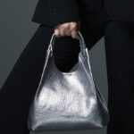 Carolina Crescentini Instagram - Sono molto felice di interpretare l’iconica DUA di Gianni Chiarini Firenze, una borsa distintiva dal carattere fortemente identitario, proprio come i personaggi che amo portare sullo schermo. Una borsa versatile dalla forma perfetta, declinata in tre formati per abbracciare le differenze e le peculiarità di ogni donna, rendendole uniche. #giannichiarini #DUAbag #adv #TheShapeOfYou
