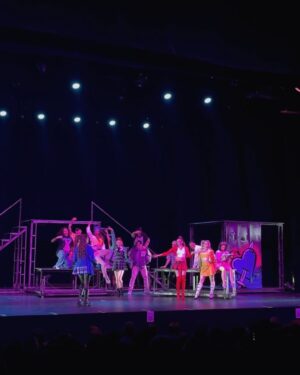 Carolina Domenech Instagram - Heather Chandler 👠♥️
Ayer fue una locura. Que hermoso haber formado parte, gracias, gracias y gracias, fui muy feliz. Me recibieron increíble y gritaron muchísimo ayer, no me lo esperaba. 😈😘

Fue 1 semana de ensayos intensos donde gracias a mis compañeros de elenco pude disfrutar del proceso y llegar segura a la función. Gracias amigos, de corazón todos hicieron que me sienta un poquito mas segura sobre el escenario, desde una mirada a un mini guiño para saber cual era el próximo movimiento. Compartir el escenario con ustedes, disfrutar de su talento hace que uno quiera estar a la altura y es muy inspirador. ♥️ 

Gracias @agusmvera @vanegarciamillan @eugeniagilrod @stellamarisblancoproductora por la paciencia y la contención. 
Gracias bebuchi @antoniiamassa por la buena onda siempre kween 

Gracias @ferdente por la hermosisima oportunidad, tenía muchas ganas de formar parte de un elenco tuyo y Heathers supero todas mis expectativas.🥰

Mención especial a mis Heathers @flo_anca por enseñarme todas las coreos con todo el amor del mundo y darme esa ganas de comerme el mundo antes de salir a escena 💚 y a @martuloyato qué sin conocerme me mando un mensaje del amor que me hizo muy bien 💛 son dos mujeres talentosisimas e increíbles, las admiro muchísimo. 

GRACIAS!!!! 👠👠👠👠👠👠👠👠

Las fotis las hizo @bautistaaraya