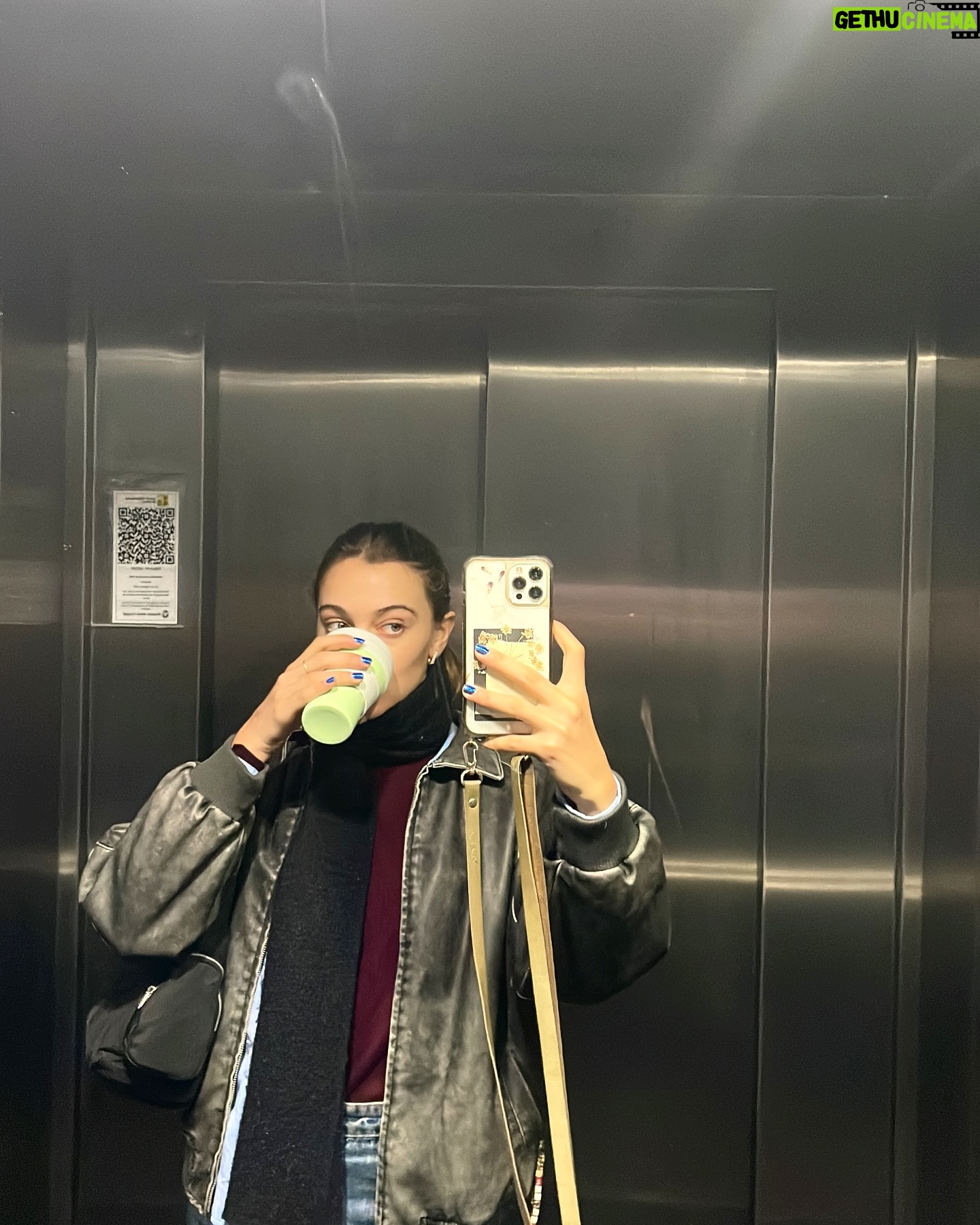 Carolina Domenech Instagram - semanitas de looks, espejos, animalitos, cerámica y mucho viento 💋✨y amor por supuesto