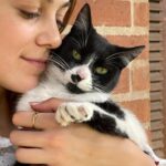 Carolina Domenech Instagram – Omg otro dump! Hi!!!!! 

✨✨✨✨
1 por el ojo de @nicoviglietti 
2 hoy un gatito que me hubiese robado
3 casita y golden 
4 un huevo duro, una huevada
5 mi mamita y yo 
6 apa y esa piel?  @sanrose.cosmetologia 
7 un vaso que parece de plástico abollado hecho de cerámica (no por mi :()
8 apa y ese pelo? @feferobledopeinador 
9 lo dejo a la imaginación de ustedes
10 con aguchi tomando un SHHHHHAT