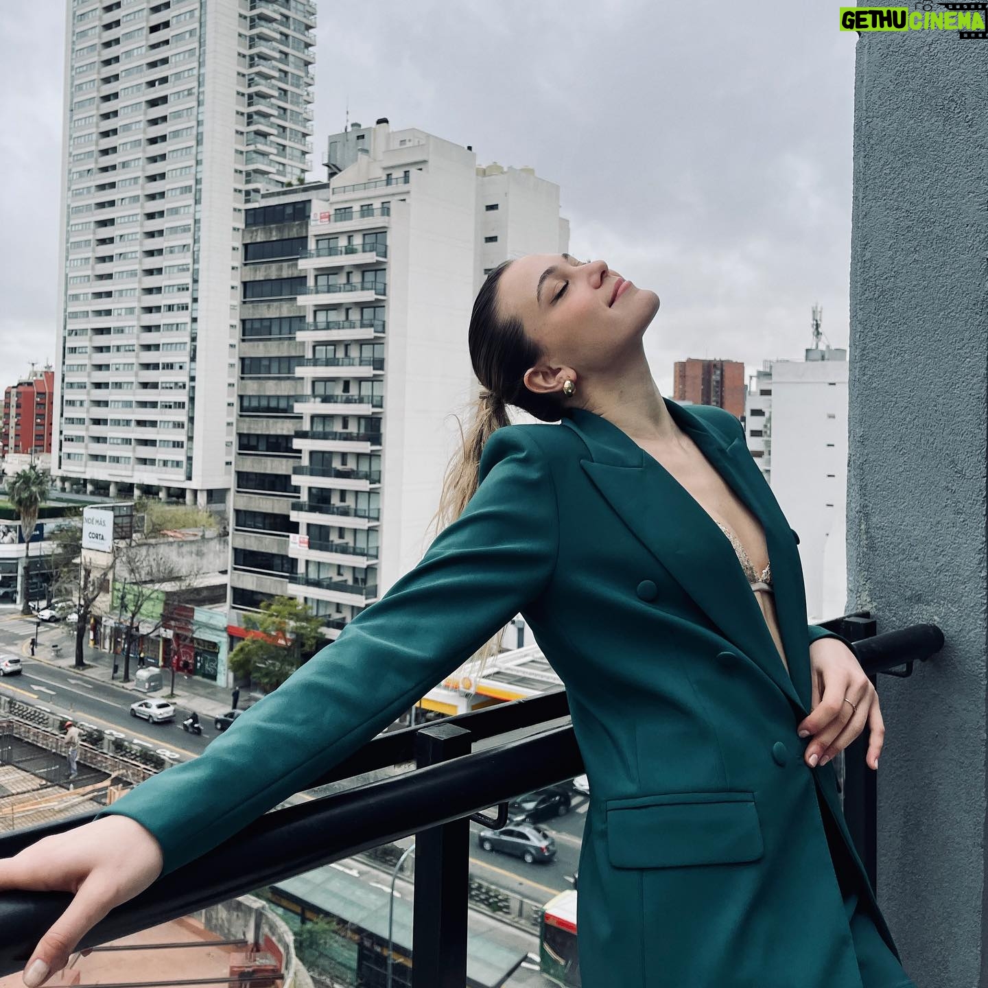 Carolina Domenech Instagram - 🖤 to 💚 @nantolin