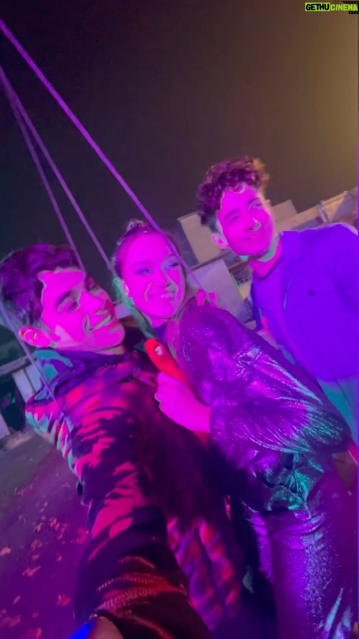 Carolina Domenech Instagram - El back que todos estaban esperando ✨ ese final 💜 compartirlo con quienes viste Entrelazados 2. Lo que nos cagaaaaamos de frio jajajajja! Pero que linda experiencia ✨🥹