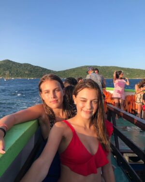 Carolina Domenech Instagram - Hoy es el dia del hermano y yo tengo a la mejor la más graciosa y linda te amo vikuka sos my whole world✨ the love of my life 🥹 sin vos no vivo te amoooooo mi manitaaaaaa 
♥️♥️♥️ el último video despertándote de terrible siesta después de comer sanguchito y tomar unas birras mirando a la torre Eiffel es mi favorito sos muy graciosa