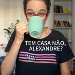 Carolina Loback Instagram - Bom dia! Marque aqui seu amigo que esqueceu que tem casa e não diga nada. #sextou #bahia #amizade #humor